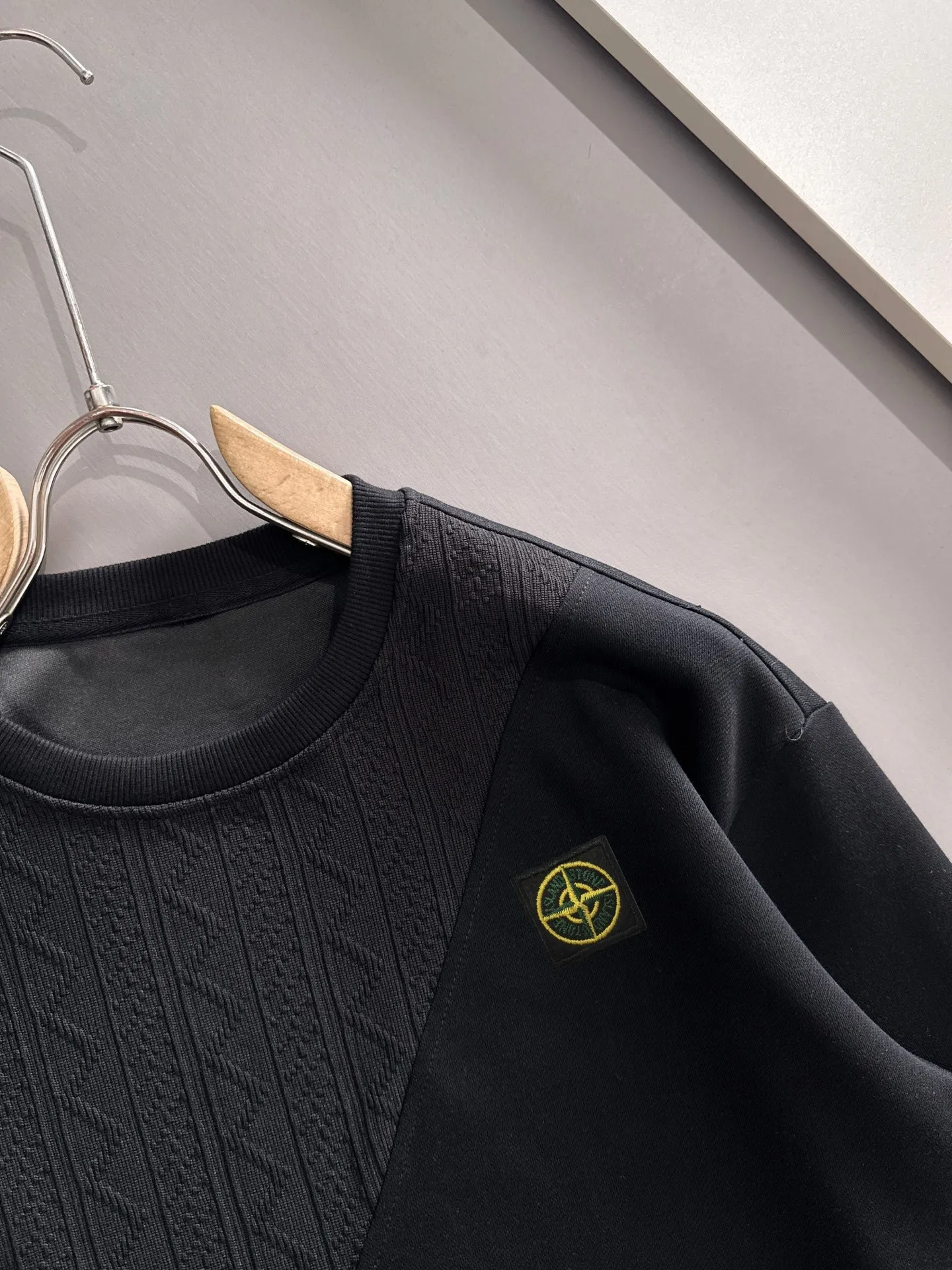P360 Stone Island's exclusive first release of 25ss autumn and winter new round neck long-sleeved sweatshirts for men and women. Many celebrities share the same style. Craftsmanship that cannot be copied by ordinary small workshops. We are not afraid of any challenges in terms of materials, detail restoration and craftsmanship, just to provide you with wonderful products. Compare the top original versions at will. No expense is spared just to do better. Unique imported fabric feel. Purely imported German machine production. Precision operation. Thousands of needles density. Full set of new accessories with three standards for simultaneous customization. The upper body is versatile and fashionable. A perfect choice for autumn and winter. A must-have item. Size chart: m-4XL (Please state your height and weight when placing an order.